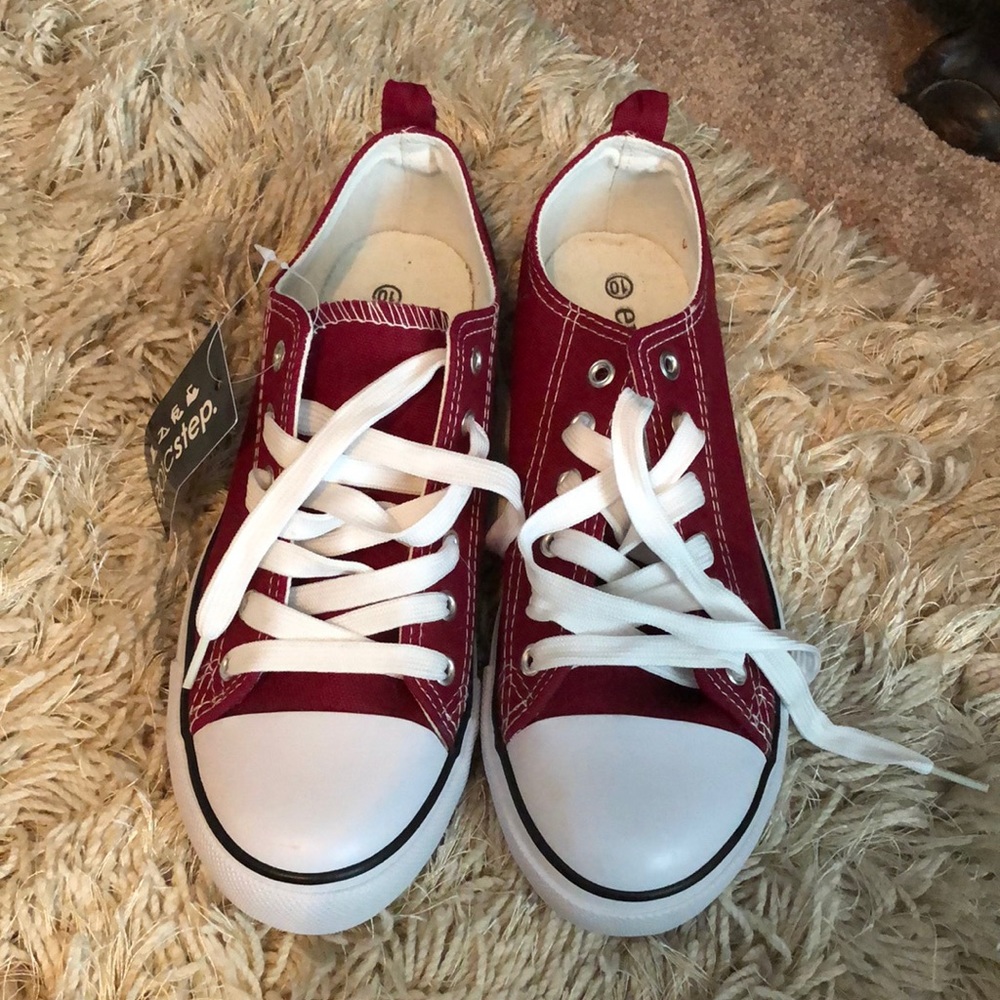 Epic step maroon sneakers